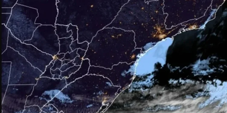 Imagem de satélite mostra camada de nevoeiro sobre litoral de SP; veja