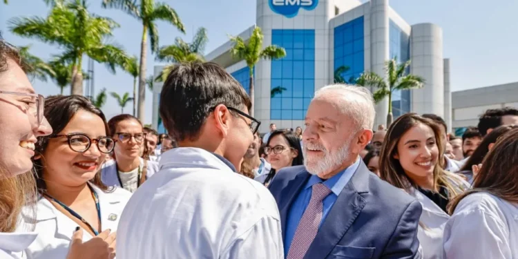 Lula diz que Anvisa precisa andar “um pouco mais rápido” na liberação de medicamentos