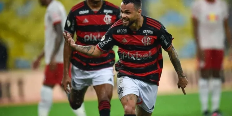 Brasileirão: Flamengo vence Red Bull Bragantino com Michael e gol contra bizarro