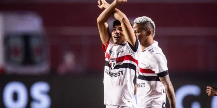 Promessa faz golaço, São Paulo vence Vitória e ganha uma posição no Brasileirão