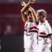 Promessa faz golaço, São Paulo vence Vitória e ganha uma posição no Brasileirão