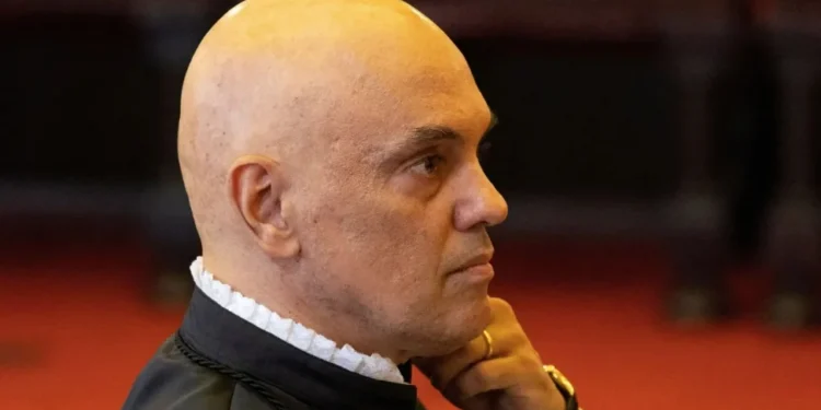 Alvo de críticas, Moraes reduz inquérito sobre vazamento de mensagens a investigação preliminar
