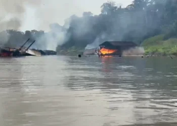 Policiais federais explodem dragas no Amazonas • Reprodução/PF