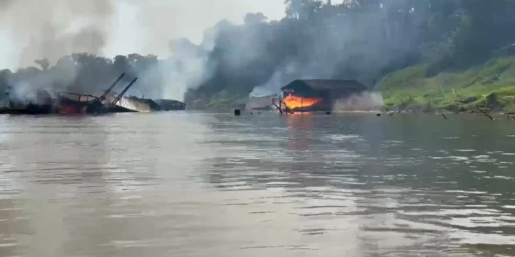 Policiais federais explodem dragas no Amazonas • Reprodução/PF
