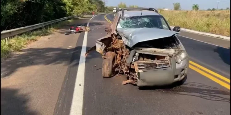 Motociclista morre após bater de frente com carro em rodovia