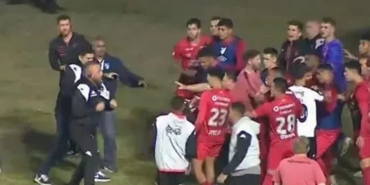 Socos e pontapés: Vasco x Athletico-PR termina em confusão