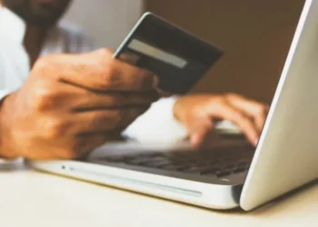 Desemprego e juros são as principais causas de inadimplência entre os devedores do Brasil, de acordo com são causas da inadimplência, de acordo com Acordo Online, empresa que facilita negociação entre credores e consumidores • Unsplash