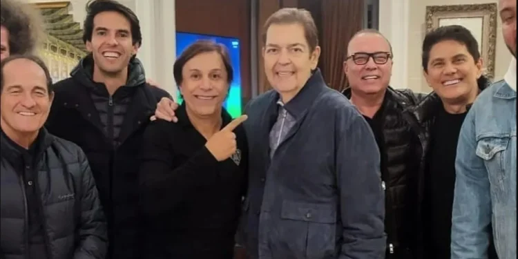 Faustão faz noite da pizza em sua casa e amigos comemoram: “Voltou!”