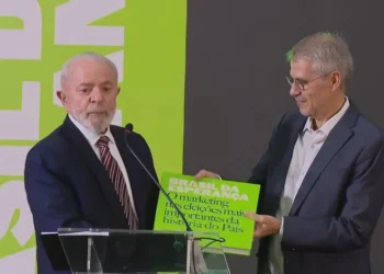 O presidente Luiz Inácio Lula da Silva (PT) e Sidônio Palmeira, responsável pela campanha política de Lula em 2022 • Reprodução/CNN