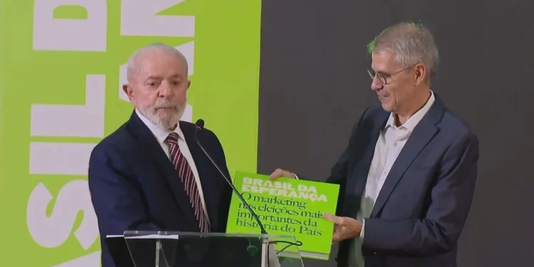 Com a presença de Lula, marqueteiro lança livro sobre a campanha de 2022