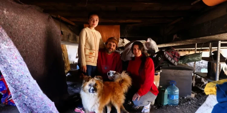 Família com “40 bichos” permanece acampada em estrada quatro meses após enchente no RS