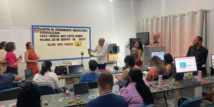 Seduc realiza oficina inclusiva de artes digitais e impressão 3D para professores do Centro de Atendimento Educacional Especializado