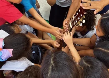 O objetivo é proporcionar às crianças o contato com as habilidades e benefícios da musicalização - Foto: Gabriela de Grammont / Divulgação