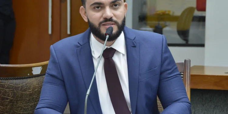 Léo Barbosa solicita a pavimentação asfáltica do pátio do Hospital Regional de Dianópolis