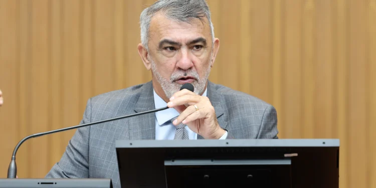 Deputado Amélio Cayres pede sinal de telefone e internet no povoado Vinte Mil, em Carrasco Bonito