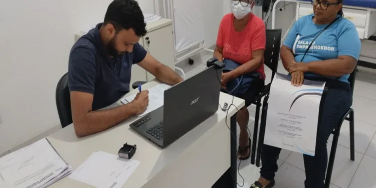 Candidato à reeleição, prefeito Joaquim Pinheiro comemora sucesso de programa de Telemedicina