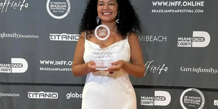 Amélio Cayres homenageia cineasta Eva Pereira pelo filme “O Barulho da Noite”, vencedor de festival em Miami