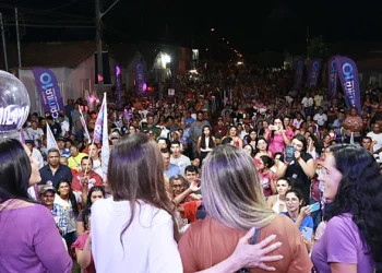 Comício das Mulheres lotou rua de Miracema com apoiadores da prefeita Camila