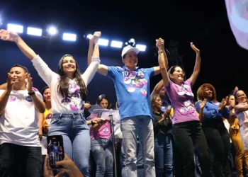 Em noite marcada pela emoção, Prefeita Camila Fernandes realiza comício histórico em Miracema e celebra asfalto no Setor Universitário