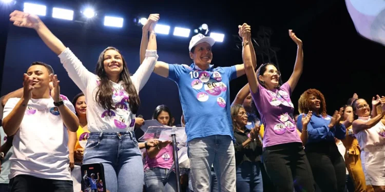 Em noite marcada pela emoção, Prefeita Camila Fernandes realiza comício histórico em Miracema e celebra asfalto no Setor Universitário