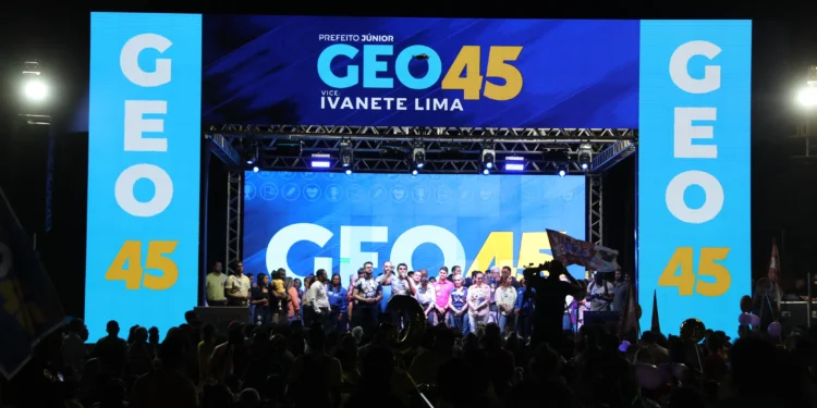 Multidão lota “Encontro com o Futuro” no Aureny 4 e fortalece campanha de Júnior Geo e Ivanete