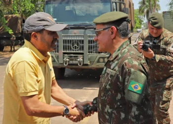 O governador Wanderlei Barbosa recepciona os militares do Exército Brasileiro em Lagoa da Confusão, destacando a importância da união de esforços no combate às queimadas na região da Ilha do Bananal