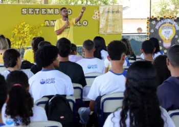 O coordenador do projeto, Wanderson Silva, durante palestra no CEM Félix Camoa, em Porto Nacional