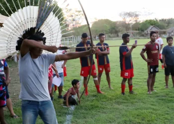 Disputa de arco e flecha nos Jogos Indígenas da Ilha do Bananal, na aldeia Canuanã