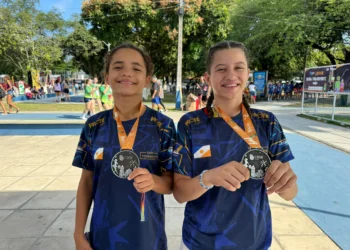 Estudantes Maria Vitória Alves de Souza Dias (esquerda) e Lara Emanuelly Vasconcelos da Silva (direita) surpreenderam e conquistaram a prata no wrestling