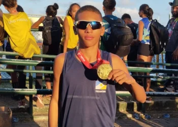 Estudante-atleta Karl Marx, da Escola Estadual Machado de Assis, de Araguanã, conquistou medalha de ouro na prova de 150 m, na Série Prata