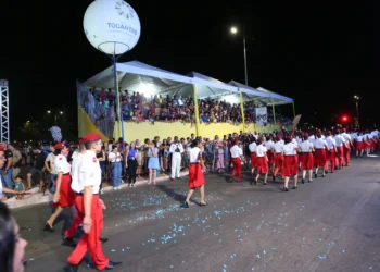 Cerca de dez mil pessoas assistiram ao desfile na avenida LO-01
