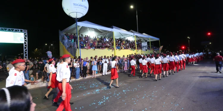 Cerca de dez mil pessoas assistiram ao desfile na avenida LO-01