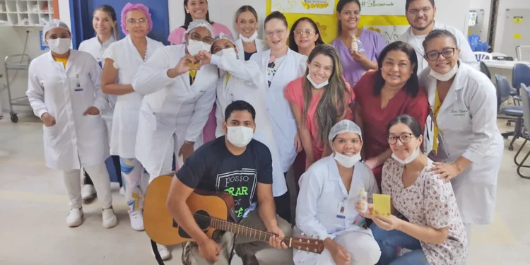 Estudantes do curso técnico em enfermagem do Colégio Estadual Frederico Pedreira realizam ação alusiva ao setembro Amarelo no HGP