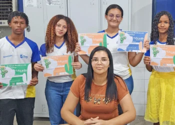 Prof. Agnes e alunos premiados comemoram o resultado