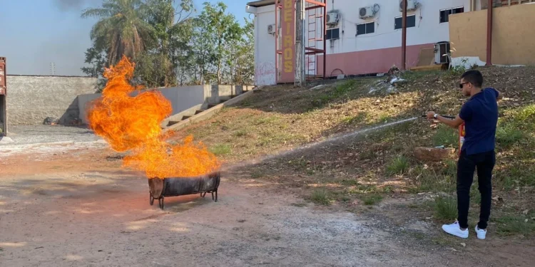 Servidores durante o treinamento no quartel
