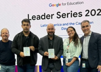 Representando o titular da Seduc, o secretário-executivo Edinho Fernandes e o superintendente de Administração, Infraestrutura e Obras, Marcus Tadeu Ribeiro de Barros, estiveram presentes para receber o troféu