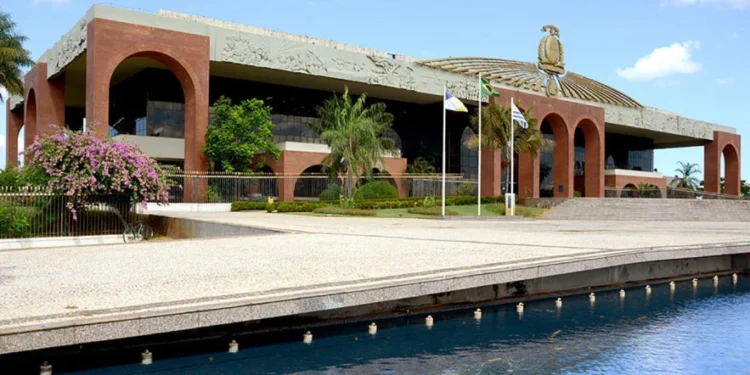 O Pacto Estadual de Prevenção aos Feminicídios será implementado de forma intersetorial, envolvendo diversas áreas do governo e articulando ações que vão desde a conscientização da sociedade até o atendimento especializado às mulheres em situação de violência