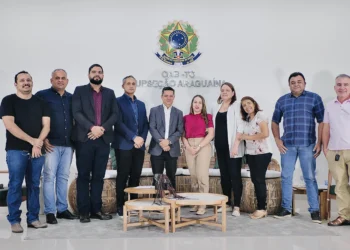 O candidato à prefeitura de Araguaína, Jorge Frederico, da Coligação Araguaína Pode Mais, participou nesta sexta-feira, 27, na sede da Ordem dos Advogados do Brasil (OAB/TO), da sabatina promovida pelo Sindicato Rural de Araguaína e pela Associação Comercial e Industrial de Araguaína (Aciara). O evento reuniu representantes do setor produtivo e empresários locais, o ex vice-governador do Tocantins, Paulo Sidney, o secretário estadual da Indústria, Comércio e Serviços (Sics), Carlos Humberto Lima, o deputado estadual, Marcus Marcelo, além de muitos apoiadores que ouviram as propostas do candidato para o desenvolvimento econômico da cidade. Durante a sabatina, Jorge Frederico respondeu perguntas realizadas pelos diretores da Aciara e dos Sindicato rural, e por quase duas horas falou sobre a suas propostas para redução da carga tributária, melhoria da cidade e principalmente defendeu a necessidade de uma economia forte para impulsionar os negócios dos empresários locais. Jorge destacou que vai criar o Daiara 2, construir o anel viário, ligando o Distrito Industrial a TO 222, no sentido do pátio multimodal ferroviário, melhorar incentivos fiscais e qualificação profissional para médio e pequeno empresários. "Há 12 anos a atual gestão não tem enfrentado os problemas que nossos micro, pequenos e médios empresários enfrentam. Chega, isso tem que acabar. Araguaína precisa pensar grande, não podemos estar numa bolha, onde um grupo pequeno é privilegiado e a grande maioria, os pequenos e micro empresários ficam de fora. Isso vai acabar na minha gestão", afirmou Jorge quando perguntado sobre o que pretende fazer para promover reduzir tributos e ajudar o empresário local. Poder de compra O candidato também falou que sua gestão irá mudar a forma de como a prefeitura realiza sua compras, "a prefeitura vai comprar dos micro, pequeno e médio empresários de Araguaína. Nós precisamos qualificar o nosso empresário para poder vender para a prefeitura. O valor investido em compra direta é muito alto, então Araguaína precisa fazer com que esse dinheiro fique aqui dentro. É inadmissível que empresas de Goiânia e São Paulo, por exemplo, estejam vendendo para a Prefeitura, temos que valorizar o poder de compra dos nossos pequenos empresários, de quem morar e vivem aqui. Vou mudar esta realidade", garantiu Jorge. Ambiente favorável ao empreendedorismo O candidato destacou a importância de um ambiente favorável ao empreendedorismo, com menos burocracia, incentivos fiscais e um diálogo aberto com todos os setores produtivos. "Araguaína tem um grande potencial, especialmente no agronegócio, e com uma economia sólida, nossos negócios vão prosperar", afirmou ele. Além disso, Jorge reforçou a necessidade de modernizar a infraestrutura da cidade para atrair novos investimentos, com melhorias em logística, segurança e qualificação profissional. Ele também ressaltou que as parcerias com os governos estadual e federal serão fundamentais para o sucesso desses projetos. Anel viário e aeroporto de cargas Entre suas propostas, Jorge mencionou a construção do anel viário, que ligará o Daiara à TO-222, e a transformação do Aeroporto de Araguaína em um aeroporto de cargas. "Essas ações vão atrair mais indústrias, gerar emprego e renda para a população, além de fortalecer a economia local", concluiu.