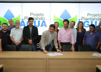 Secretário Marcello Lelis assina contrato com o representante da Progaia para Execução do projeto Plantando Água. - Foto: Jordana Capistrano/Governo do Tocantins