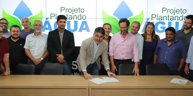 Secretário Marcello Lelis assina contrato com o representante da Progaia para Execução do projeto Plantando Água. - Foto: Jordana Capistrano/Governo do Tocantins