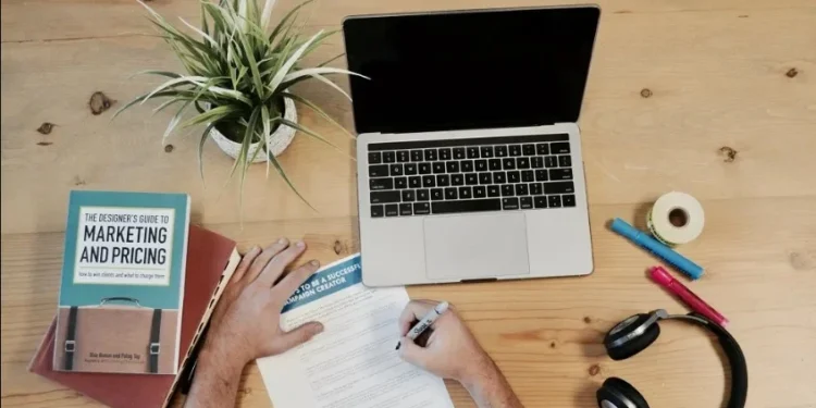 Demanda de empresas por crédito cresce 12,7% em julho, impulsionada por MPEs, diz Serasa