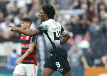 Talles Magno comemora gol sobre o Flamengo pela 25ª rodada do Brasileirão • Miguel Schincariol/Getty Images