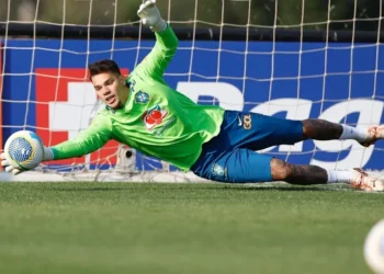 Ederson treina no CT do Cajú, em Curitiba • RAFAEL RIBEIRO/CBF