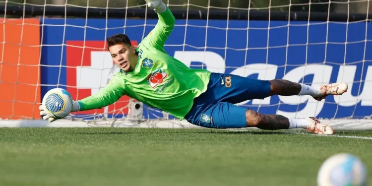 Ederson treina no CT do Cajú, em Curitiba • RAFAEL RIBEIRO/CBF