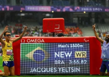 Yeltsin Jacques celebra conquista nos 1.500m T11 em Paris 2024 • Silvio Ávila/CPB