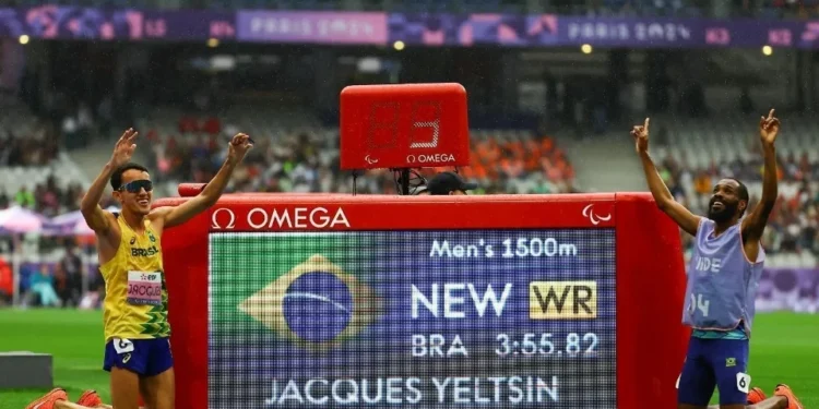 Yeltsin Jacques celebra conquista nos 1.500m T11 em Paris 2024 • Silvio Ávila/CPB