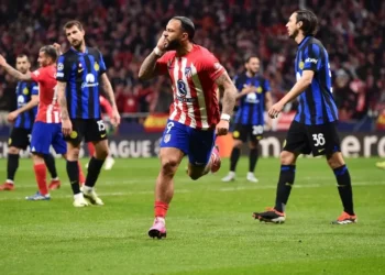 Depay comemora o gol que levou a partida entre Atlético de Madrid e Inter de Milão para a prorrogação • Denis Doyle/Getty Images