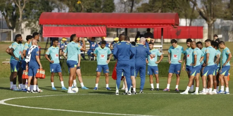 Dorival Jr. comandou treino no CT do Caju, em Curitiba, visando jogo contra o Equador • Rafael Ribeiro/CBF