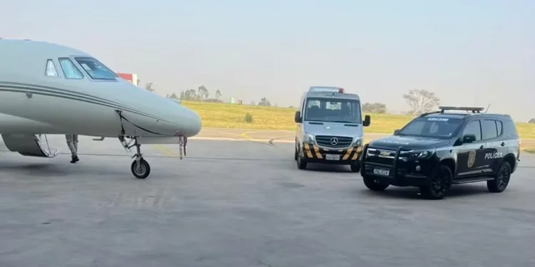 Avião registrado em nome de empresa de Gusttavo Lima é apreendido em operação