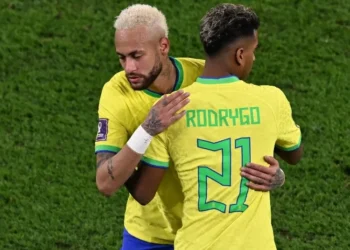 Neymar e Rodrygo juntos pela Seleção na Copa do Mundo 2022 • Serhat ÃaÄdaÅ/Anadolu Agency via Getty Images